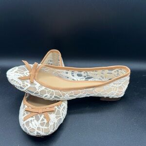 Antonio Melani Cream and Tan Lace & leather Flats with Floral Design size 8.5